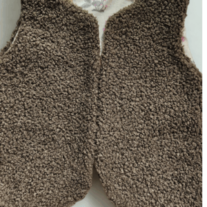 gilet de berger marron et petite souris